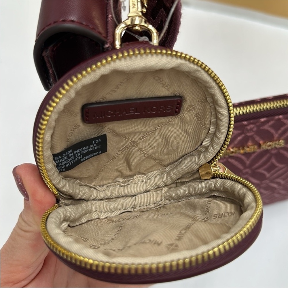 MICHAEL KORS Jet Set Travel Small Logo Jacquard
Crossbody With Tech Attach - Picture 9 of 16